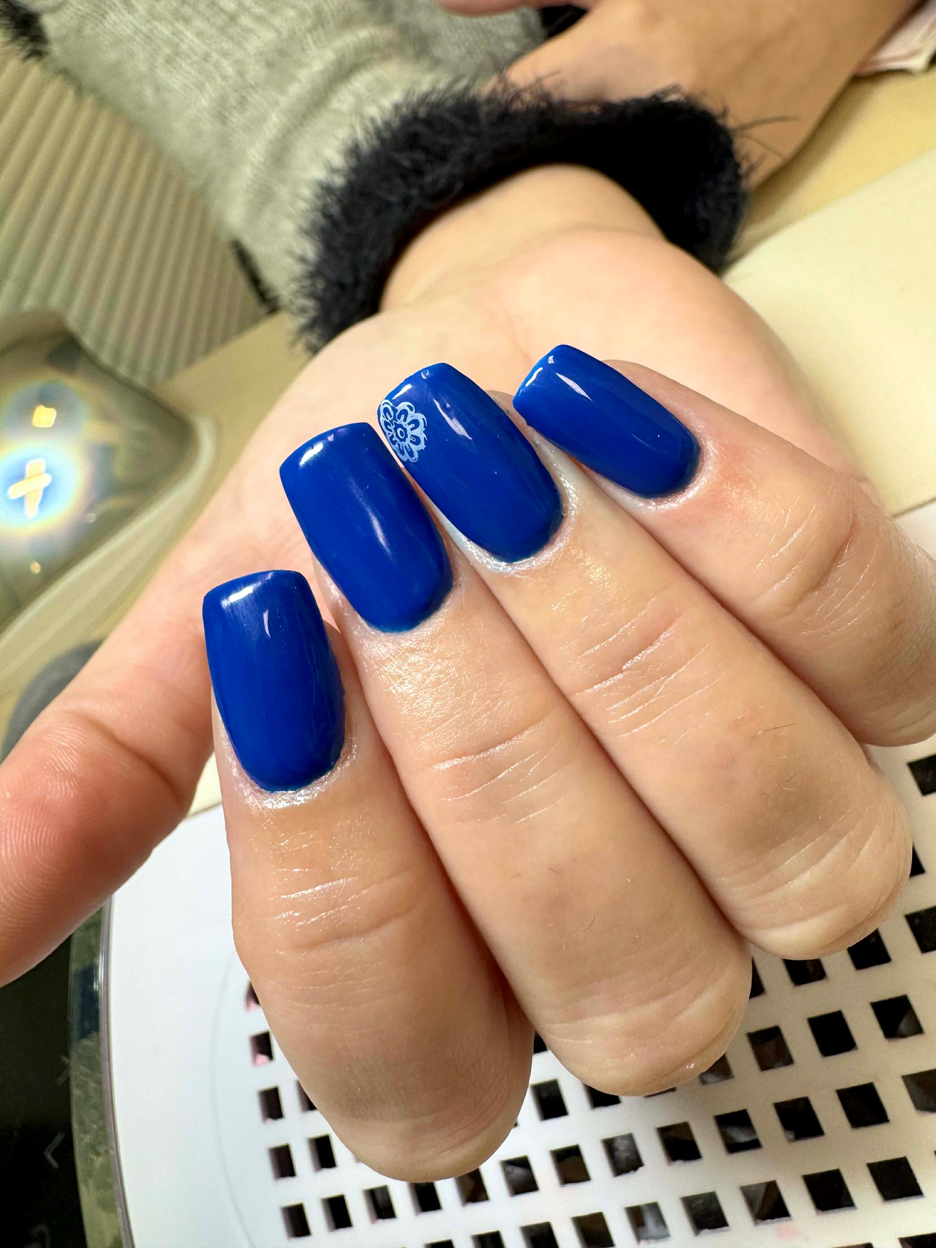 Elegantné gélové nechty s jemným dizajnom - diara manicure Trnava