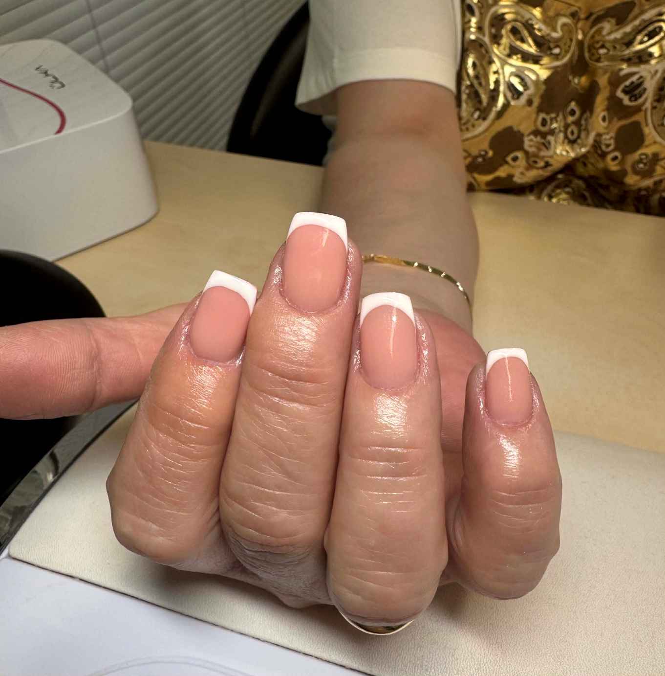 Biela francúzska manikúra na gélových nechtoch v diara manicure. Trnava