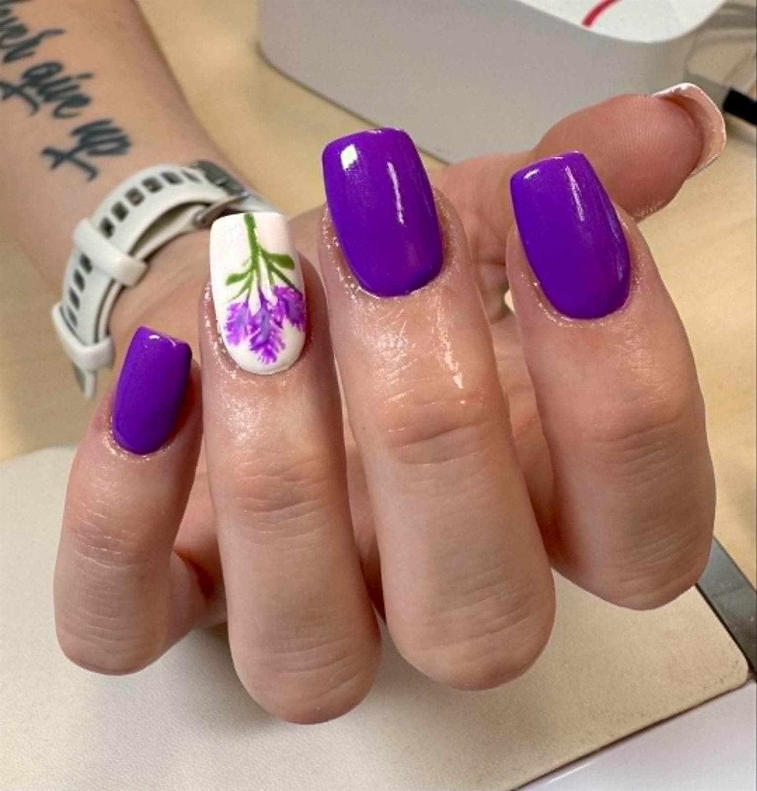 Fialove gelove nechty s kvetinovym nail art zdobenim