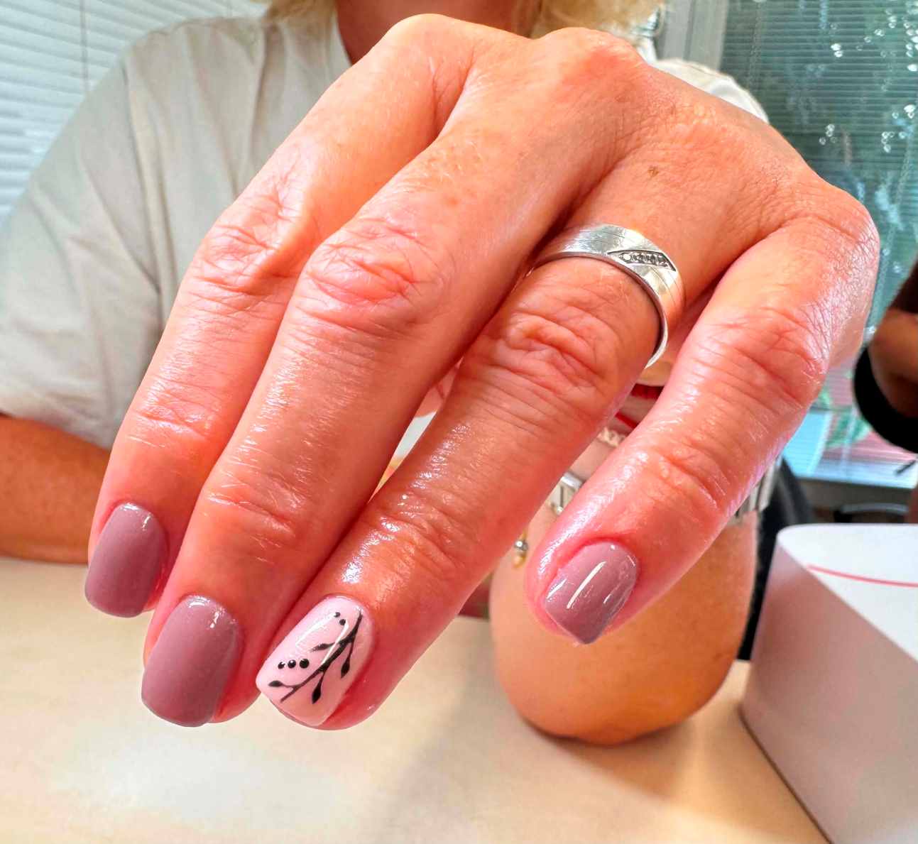 Ruzove gelove nechty s jemnym ciernym a bielym nail artom