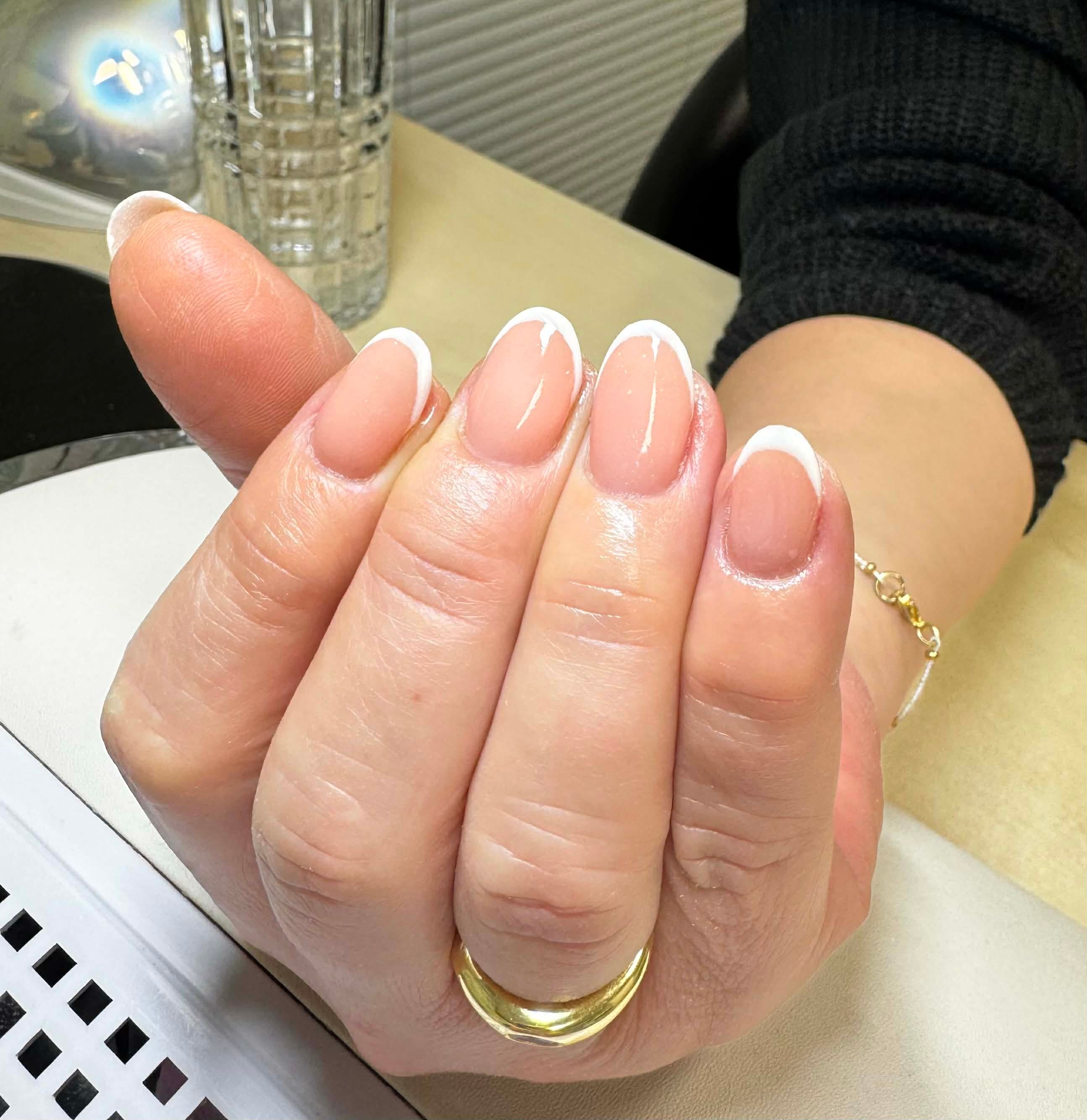 Francúzska manikúra s gélom - nechtové štúdio Trnava