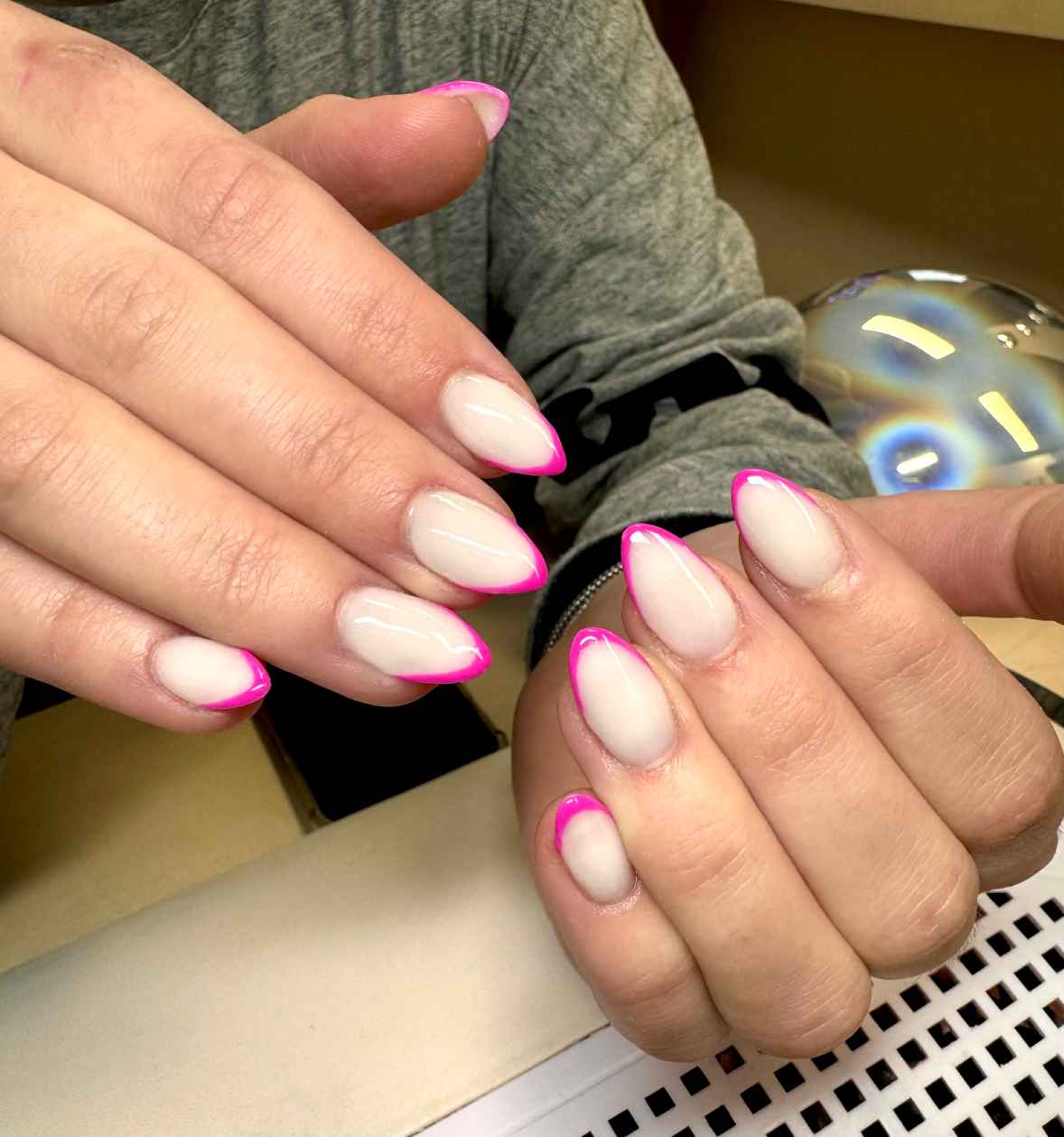 Bielo ruzova francuzska manikura s mandlovym tvarom