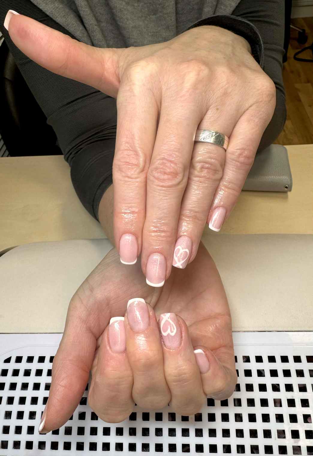 Jemna francuzska manikura v salone diara manicure Trnava