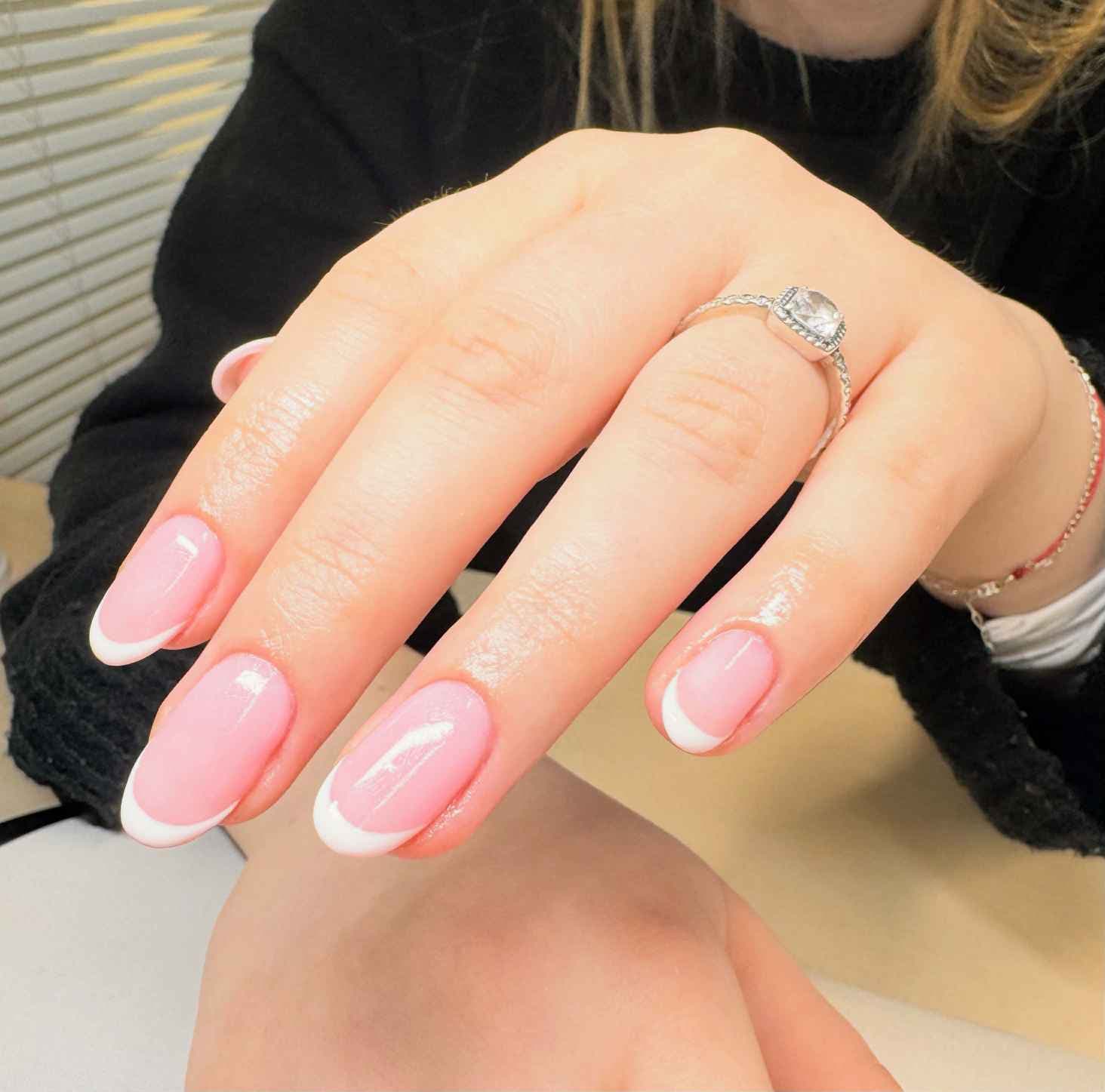 Ruzove ombre nechty s jemnym babyboomer prechodom