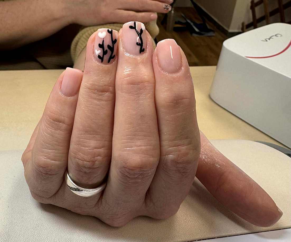 Nude gelove nechty s ciernym nail art zdobenim