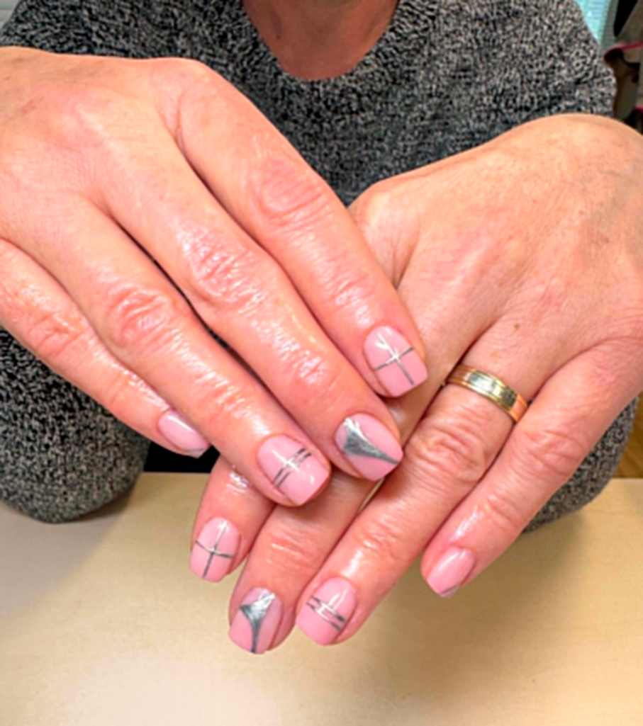 Jemne zdobene gelove nechty v salone diara manicure